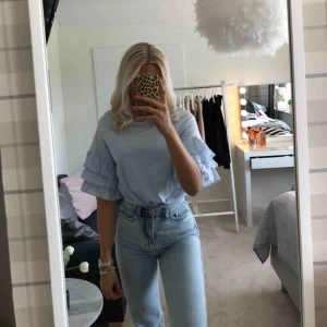  - En ljusblå tröja från HM i storlek XS. Modellen har volangärmar vilket gör tröjan mer festlig än en vanlig tshirt💙