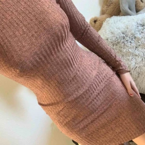  - Finaste klänningen från Nelly i en smutsrosa färg med kopparskimmer i! Halv Polokrage och lite längre, slutar över knäna på mig som är 160cm💕