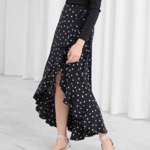  - Superfin kjol, perfekt till sommaren. Strl 34 men passar 32-40 skulle jag säga. Pris vid överenskommelse, inköpspris 600kr. Kan mötas upp i Lund och Göteborg, annars frakt:)🌼🌼🌼