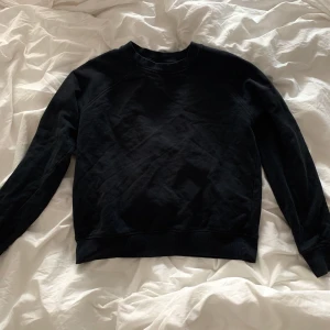 Svart sweatshirt  - Svart sweatshirt från Gina 💓 