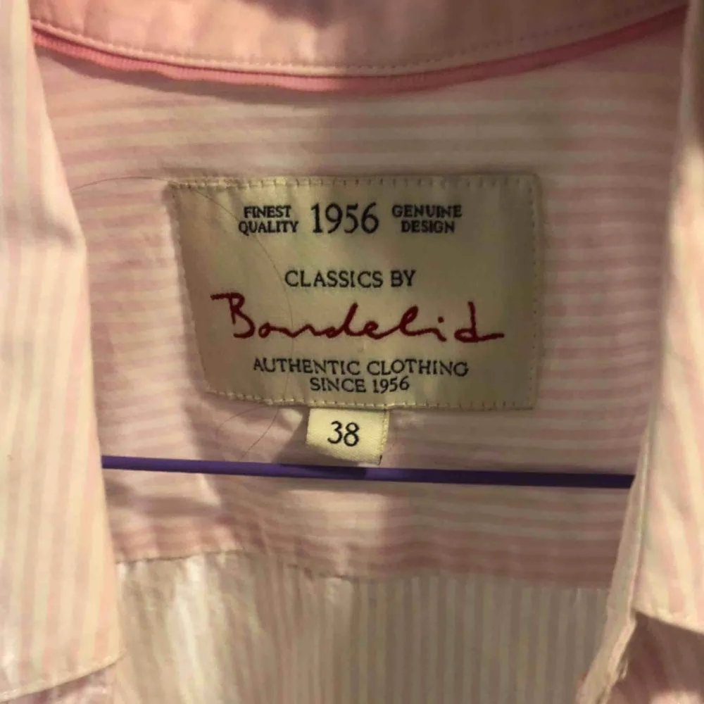 Rosa/vit randig skjorta från bondelid. Den är i jättefint skick då den bara är använd någon gång. Köparen står för frakt men det går även att komma och hämta plagget <3. Skjortor.