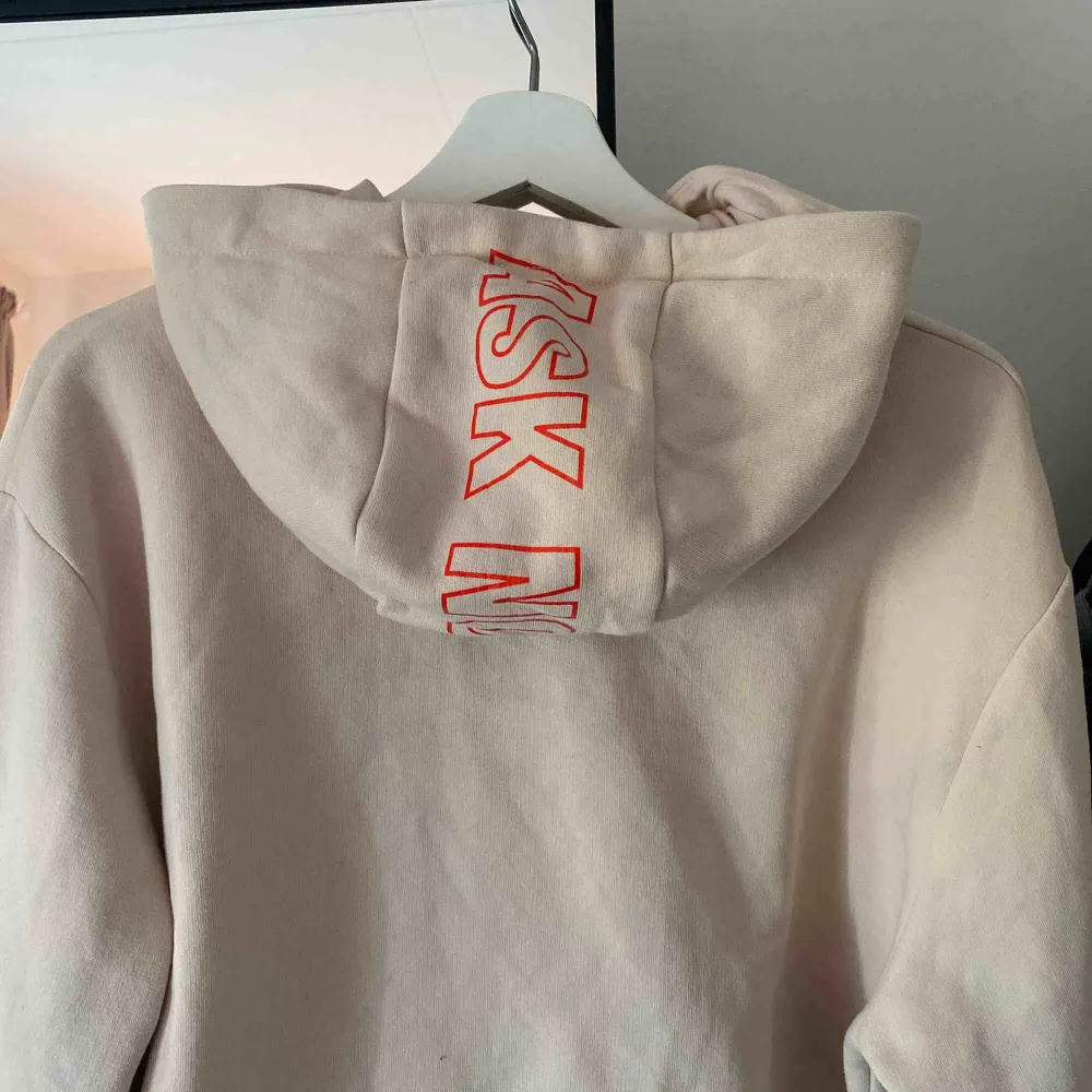 Oversized hoodie med supersnyggt tryck på från Collusion! Säljer för den kommer inte till användning. Kan mötas upp i Skåne annars står köparen för frakt!  Nypris 270kr och knappt använd så precis som ny!  Skriv för fler bilder eller frågor😚. Tröjor & Koftor.