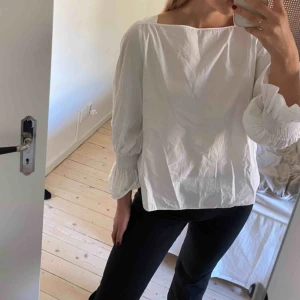 Poplin blus - Krispig blus i bomull. Lite i storleken, jag bär strl 40 och har i vanliga fall 38 men skulle säkert passa 36 också! Ink frakt