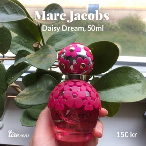 Marc Jacobs - Daisy Dream Kiss doftar sött av björnbär, grapefrukt, ananas, fresia, jasmin och rabarber. Det är en feminin och förförisk parfym, nyskapande både i doft och design