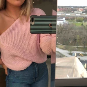  - ljus rosa stickad one sholder tröja från na-kd, super bekväm och väldigt passande till sena sommar kvällar.  köparen står för frakten 