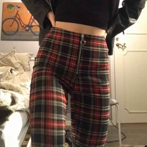  - Ett par rockiga byxor perfekta till konserter och andra evenemang nu i sommar! Relativt tunt och stretchiga material men ändå en ordentlig kvalitét. Den sitter tajt och smickrande på kroppen!! Skriv om frågor så svarar jag💕💕