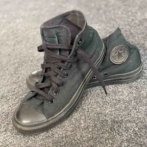  - Helsvarta Converse i begagnat men fint skick. Passar till allt! 150kr, frakten kan vi diskutera. Jag kan också tänka mig byta mot andra sneakers/kläder i stl 39-40 eller S i kläder. Kom med förlag! 🤩