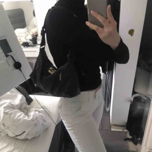  - Vintage väska ganska sliten, kan skicka fler bilder på slitningarna. Väldigt rymlig. 