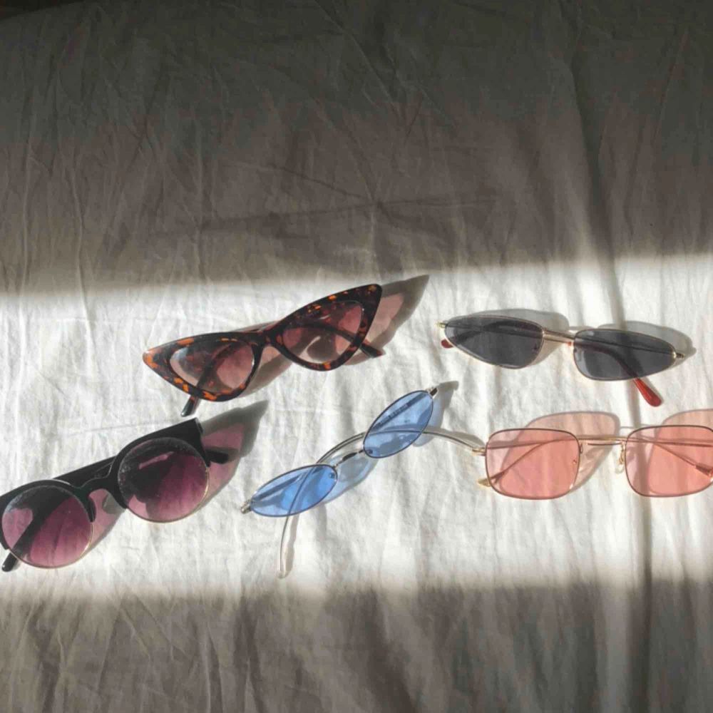 Olika solglasögon köpta i somras . 50kr /st eller alla för 200 🥰  (de svarta , bruna blåa & rosa  är sålda ! ). Accessoarer.