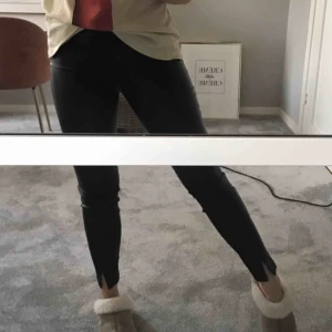  - Säljer nu mina snygga skinnbyxor från zara. Liten slits längst ner. Storlek S. Endast använda ett fåtal gånger 💜