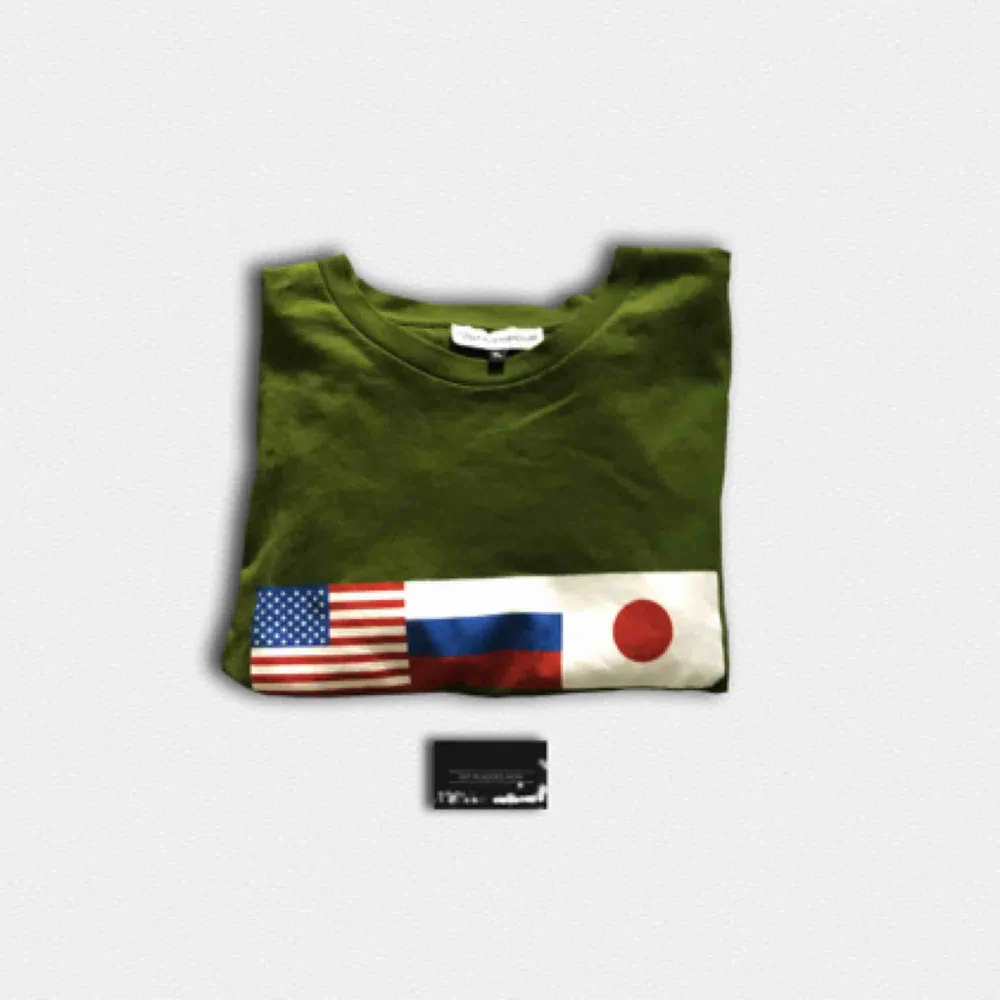 Gosha rubchinskiy tröja i mörkgrön storlek XL (sitter som L) 400kr så är den din, fraktar spårbart med PostNord:) . T-shirts.