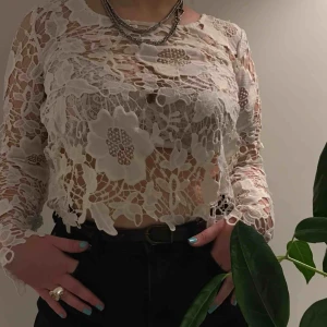 Hålig/seethrough topp - ❣️Jättefin topp med blommigt mönster  från hennes❣️Perfekt till sommaren 🥰 Det står att den är i 40 men den är väldigt liten i strlk och passar bäst på dig som har S eller M som på bilden.