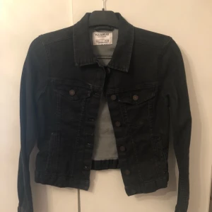  - Skitsnygg och oanvänd jeansjacka från Pull & Bear säljes. Aldrig använd pga inköp av en annan jeansjacka. Nypris 399:-  Strl: M (upplever den dock mer som S, eller en liten M) 