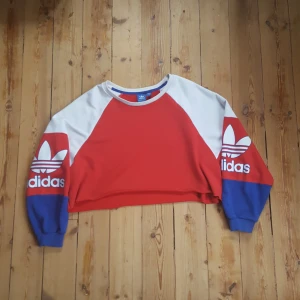  - Fet baggy Adidas tröja som jag har gjort om till en crop top. Betalning sker endast via swish och köparen står för frakten :)