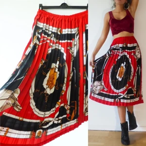  - Draperad kjol i storleken M 