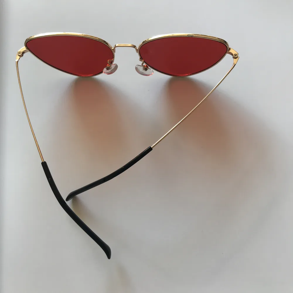 Röda tintade solglasögon med guldiga bågar från Korea 🌹 Himlen blir lila när du bär dessa! 😍 . Accessoarer.