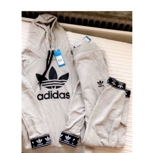  - Adidas tracksuit set strl 36. Splitternytt med alla lappar kvar. Säljs inte längre så går inte att få tag på nån annanstans!   Nypris: hoodie 699:- / Byxor 599:-    Bud från 550:-  Köparen står för ev frakt 🌸