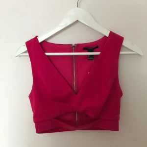  - knallrosa croptop från forever21, köpt i Australien. har aldrig kommit till användning, lapparna sitter kvar. köptes för ca 300:- kom med bud, paketpriser vid köp av flera plagg. köparen betalar frakt.