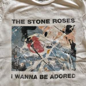 Världens coolaste tröja med The Stone Roses och ”I wanna be adored”. Säljer den då jag har två😇 Inköpt på Urban Outfitters för 495kr. S i herrstorlek så sitter oversized! Skriv för fler bilder eller frågor <3 Fri frakt! 
