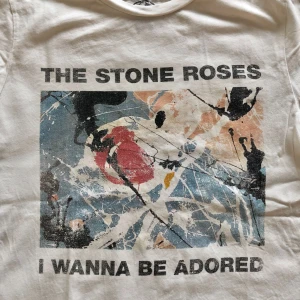  - Världens coolaste tröja med The Stone Roses och ”I wanna be adored”. Säljer den då jag har två😇 Inköpt på Urban Outfitters för 495kr. S i herrstorlek så sitter oversized! Skriv för fler bilder eller frågor <3 Fri frakt! 
