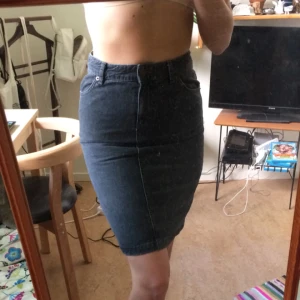  - Den perfekta jeanskjolen. Från h&m, fint skick 🦕 Kan mötas upp i Gbg eller skicka, frakt 45 ✨