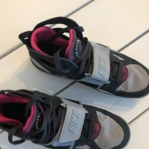  - Använda en gång, som ny! En speciell nike modell, men ändå udda å cool design.  Det är storlek 40, men jag har i vanliga fall 38-39. Så dom är lite små i storleken.  Köparn står för frakt. 