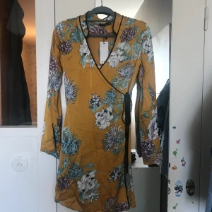  - Oanvänd boho omlott klänning som inte passade mig. Frakt 55kr eller mötas upp i midsommarkransen. 