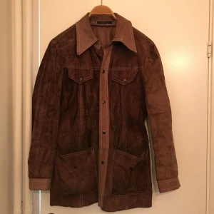  - Mocka/läder jacka. Köpt på Beyond retro. Står strl 46 i den. Jag är 34/36 den sitter bra på mig, en aning overzise.  Kan mötas i Stockholm alt köparen betalar frakt. 