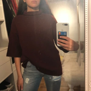  - Stickad vinröd oversized tröja från CHIQUELLE. Tröjan är i fint skick! Ordinariepris 399. 