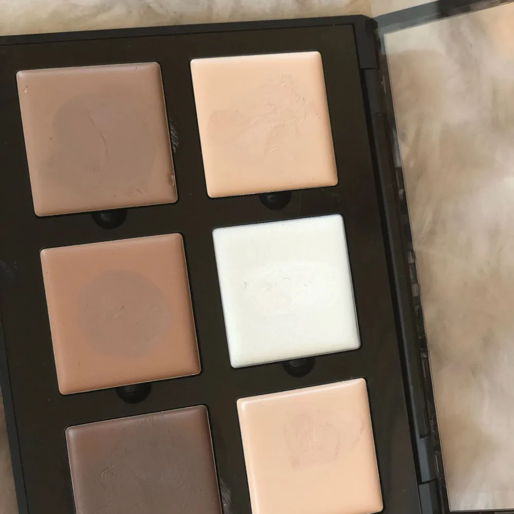 Famous amazing bran Anastasia beverly hills Bought it from duty free , i tried to use it once but the the color didn’t match me , super good contour kit ! Great reviews the new one costs 545 kr i pay frakt or we meet up in Stockholm . Övrigt.