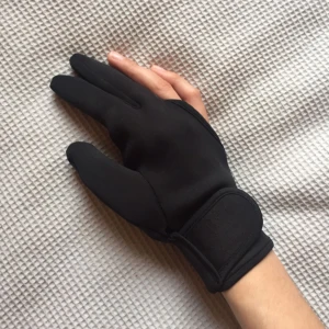  - smart värmeskyddshandske att ha när man fixar håret med värmeverktyg! nyskick, säljs då den inte används 