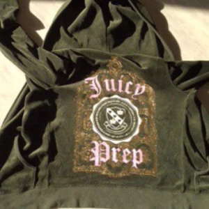  - Militär grön Juicy Couture velvet sweatshirt kofta. Äkta!! Använd en gång men inte helt min stil längre.  Skriv om du har några frågor! 🥰