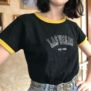  - Finfin t-shirt perfekt till blåjeans. Köpt secondhand. Möts upp i gbg, annars betalar köparen frakten🌸🌸🌸