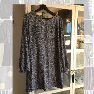  - Klänning fån zara, lite 90-tal feeling på den, fin skärning. Bra skick. Skickar mot fraktkostnad. Har katt.