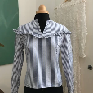  - SUPERFIN skjorta/blus ifrån Zoul edition. Köpt på MQ. Endast använd en gång, nypris 550kr. Priset är inkl frakt!☀️☘️🌼🍄🌵