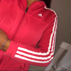  - En äkta adidas kosta, färgen är precis som på bilden. Frakt diskuteras. Möts gärna i Sthlm. 