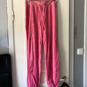 Säljer ett par rosa mjukisbyxor utan fickor som är använd fåtal gånger och har sedan endast hängt i garderoben. Mycket fint skick utan fläckar eller skador. Kan skickas eller mötas upp i Stockholm. Köparen betalar frakten ca 40kr😊