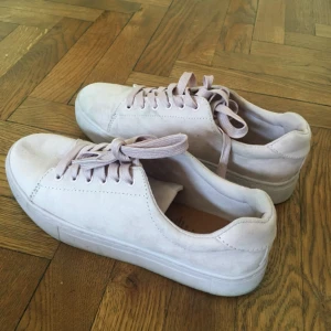  - Välbevarade puderrosa sneakers från H&M med tjock sula. Väldigt snygga till sommaren :)  Köpare betalar frakt - finns i Stockholm C för upphämtning! 
