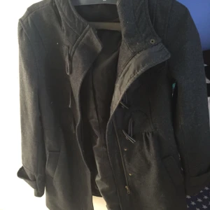  - Grå kappa från H&M strl 34. Fint beg skick.