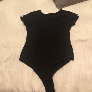  - Vanligt svart topp i form av body