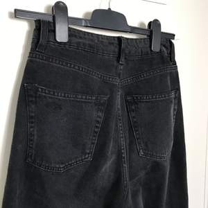 Topshop moto mom jeans i färgen washed black. Storleken är W28 L30. Knappt använda då de tyvärr är för stora för mig. Nypris 450:-. Möts upp i Stockholm eller så betalar köparen frakten🌸
