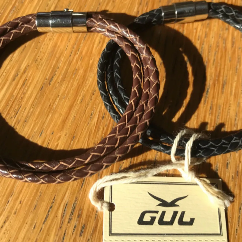 Bracelet, Brown leather, 18,5cm, Rosé gold clasp Bracelet, Black leather, 18,5cm, Rosé gold clasp  Article number:	297020101 Recommended price: 499kr per stk Mitt pris: 399kr 2st Köparen ska betala på frakt. . Accessoarer.