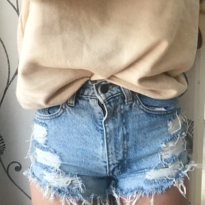  - Säljer tyvärr mina favoritshorts från Levi’s för de har blivit alldeles för små. De är inte speciellt stretchiga och små i storleken. Framhäver en snygg bränna så fint!!   Frakten ligger på 40-50kr ungefär. Priset kan såklart diskuteras vid snabb affär