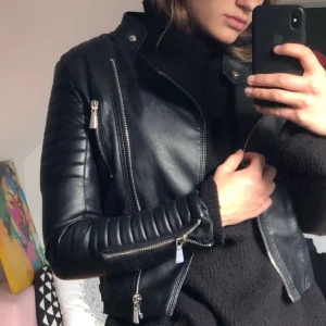  - En snygg jacka från chiquelle som jag tyvärr växt ur. Jackan är i storlek 36 men skulle säga att den mer passar en 34. Frakt tillkommer.