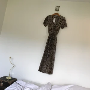  - Mönstrad byxdress från Boohoo säljes pga fel storlek! Jättefin i modellen och skönt tyg 🐆🐆🐆