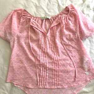  - En Abercrombie blus i strl XS men det är en pösig blus så den sitter inte tight. Använd men i bra skick. Kan mötas upp i Stockholm annars fraktar jag även.