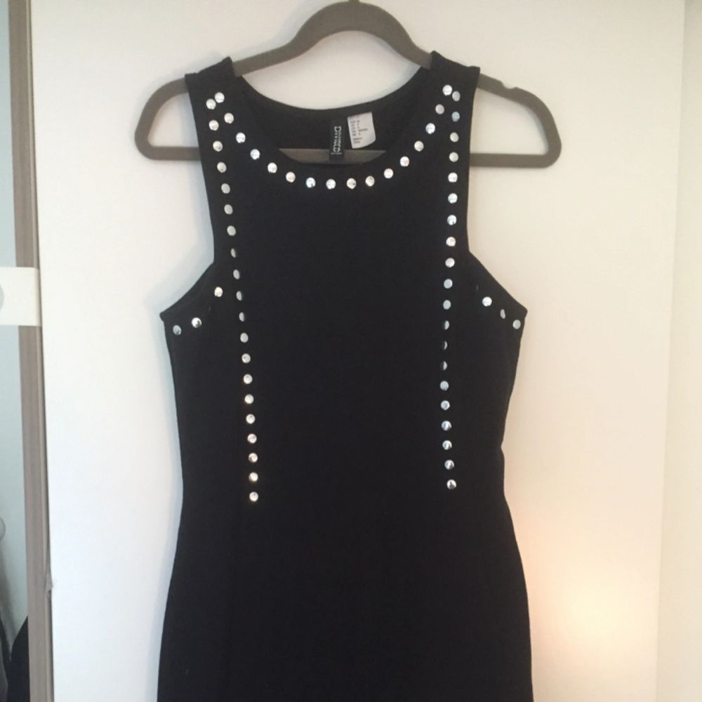 Tight svart klänning med nitar | Plick Second Hand