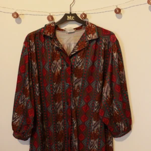  - Vintage skjorta i storlek M (gissning). Lite slitningar pga ålder men inget som är direkt synligt (jag kan skicka bilder på dessa) :) Frakt ingår i priset 110 kr ♤