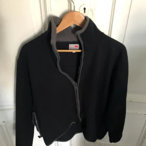  - Levis tjocktröja i begagnat skick. Hämtas i Uppsala eller skickas mot fraktkostnad 