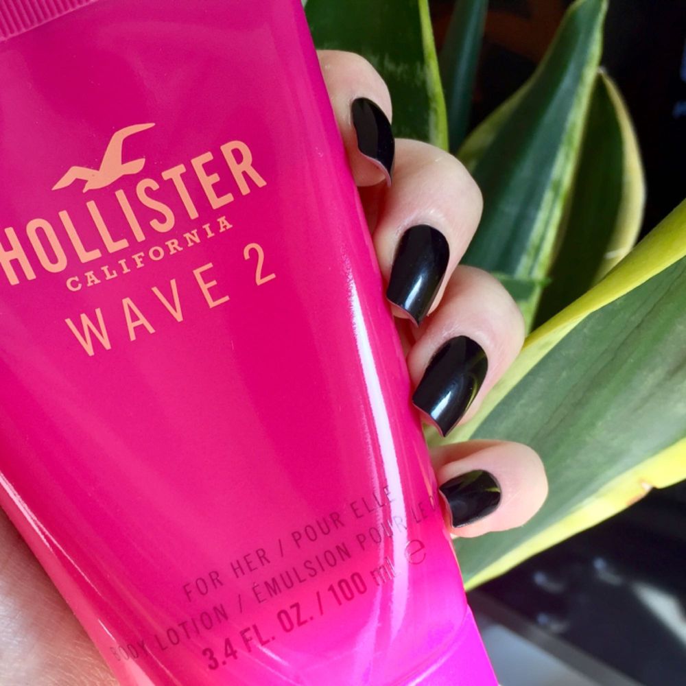 Superfräsch hudlotion och parfym i samma ”Wave 2”-serie med somrig doft! 🌊🏝😎  Frakten ingår i priset! 🌺  (Produkterna är enbart öppnade.). Övrigt.